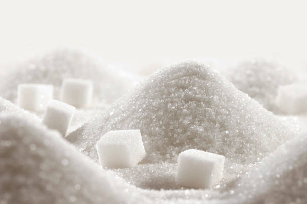 primer plano de azúcar granulada blanca y cubos de azúcar refinada - making food close up macro indoors fotografías e imágenes de stock