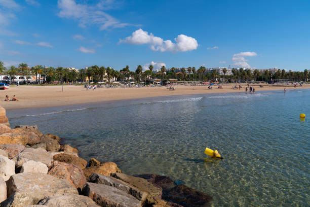 salou costa dorada z czystym błękitem morza śródziemnego na plaży platja de llevant, katalonia, hiszpania - port de barcelona zdjęcia i obrazy z banku zdjęć