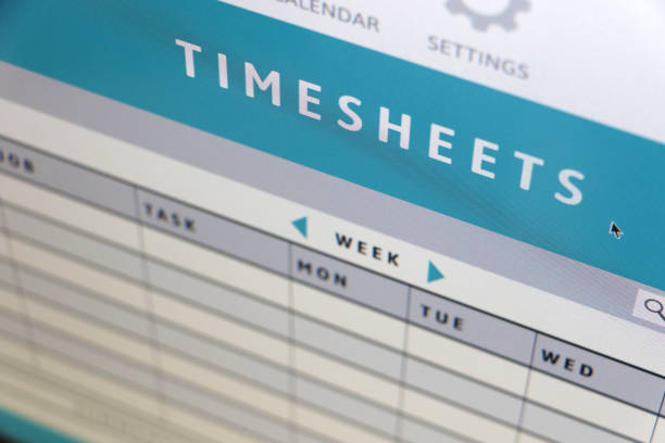 비즈니스 거래 시간을 추적하기 위해 컴퓨터 화면에 일반 디지털 설계 시간표 - time card 뉴스 사진 이미지