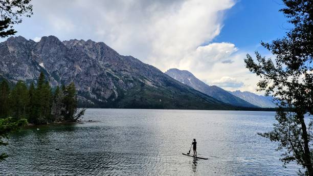 paddle boarder sur le lac jenny - lac jenny photos et images de collection