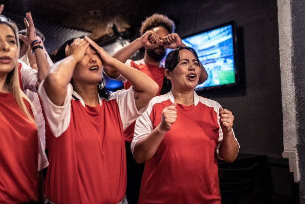 チームを応援している間にがっかりした友人のグループ - ワールドカップ　日本人 ストックフォトと画像