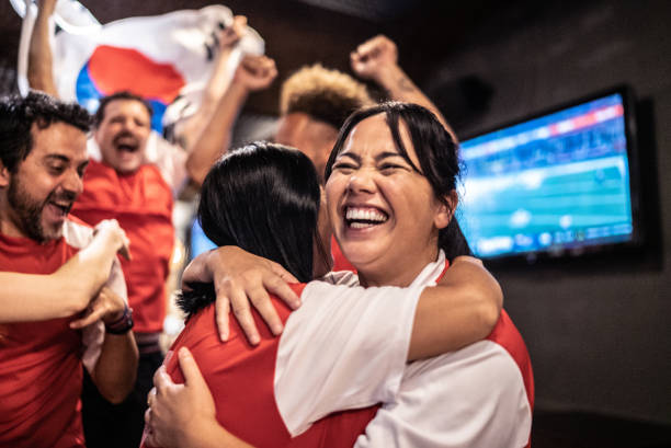 チームを応援し、祝う友人 - ワールドカップ　日本人 ストックフォトと画像