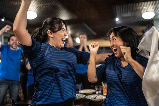 チームを応援し、バーで祝う友人 - ワールドカップ　日本人 ストックフォトと画像