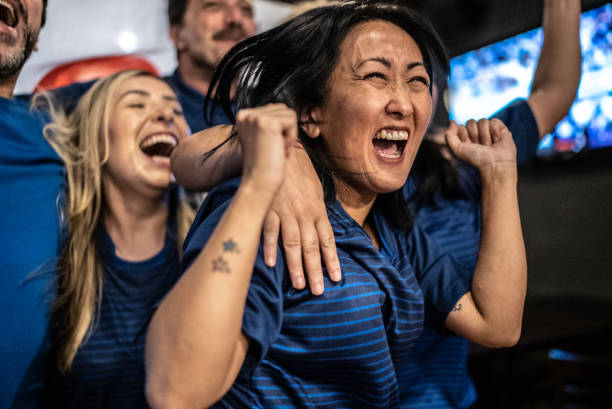 チームを応援し、バーで祝う友人 - ワールドカップ　日本人 ストックフォトと画像