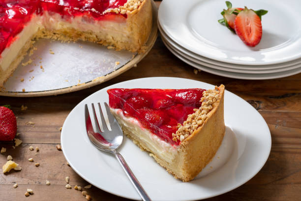 клубничный пирог, кусочек клубничного пирога - strawberry tart стоковые фото и изображения