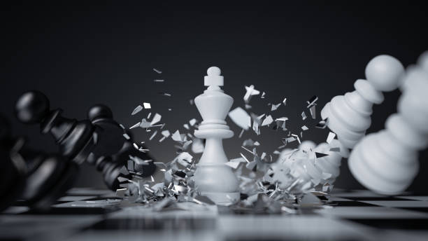 rendering 3d, battaglia di scacchi, pezzo di scacchi del re bianco, attacco aggressivo. strategia di successo, concetto di scacco matto - strategy chess conflict chess board foto e immagini stock