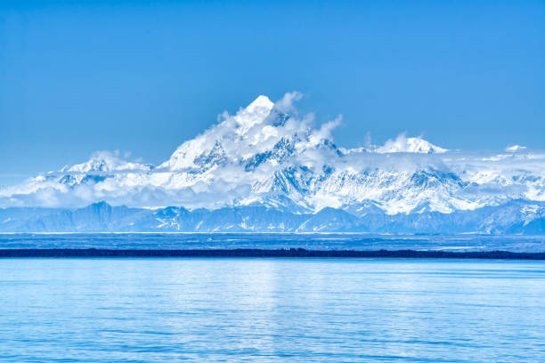 istock Mount Saint Elias along the Alaskan coast 1441508534
