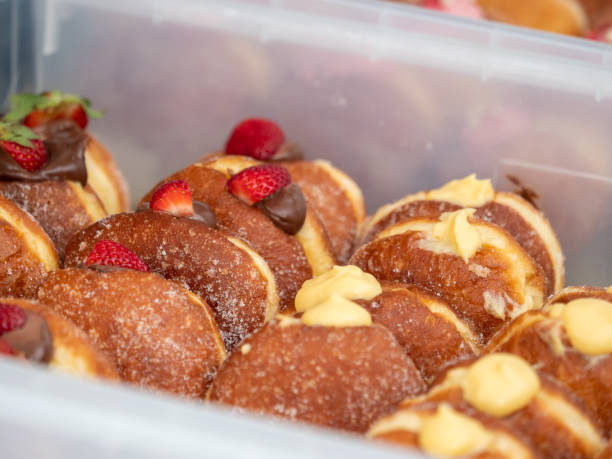 donuts rellenos de natillas - bavarian cream fotografías e imágenes de stock