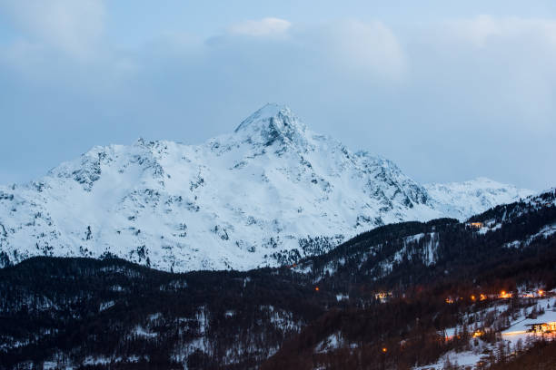 ネーデルコーゲル、オーストリアアルプスの冬の山の風景、ゼルデンアルパインリゾート - mountain rock sun european alps ストックフォトと画像
