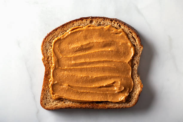 sandwich ouvert sain au beurre d’arachide - appetizer bread breakfast cashew photos et images de collection