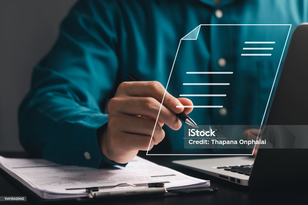 Concepto de Firma Electrónica, Firma Electrónica Empresario firma documentos electrónicos en documentos digitales en pantalla virtual de computadora portátil. - Foto de stock de Contrato libre de derechos Concepto de Firma Electrónica, Firma Electrónica Empresario firma documentos electrónicos en documentos digitales en pantalla virtual de computadora portátil. - Foto de stock de Contrato libre de derechos