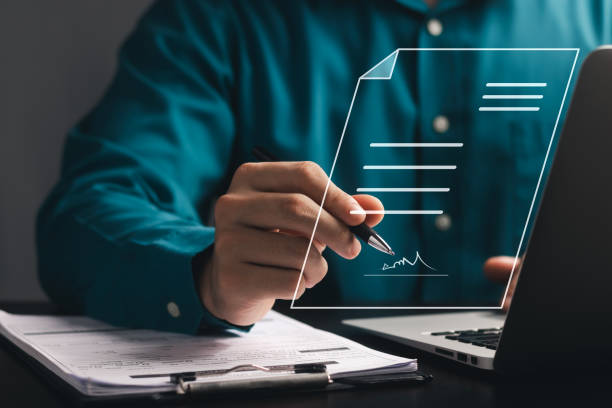 conceito de assinatura eletrônica, empresário de assinatura eletrônica assina documentos eletrônicos em documentos digitais na tela do laptop virtual. - acordo - fotografias e filmes do acervo