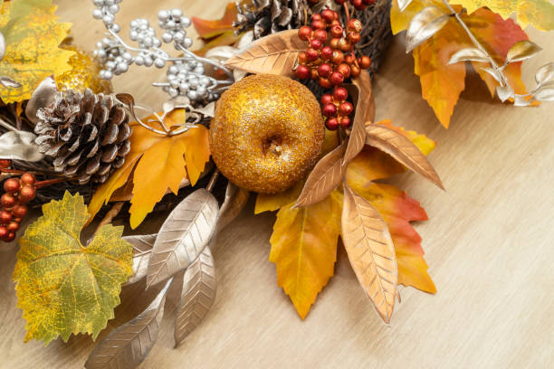 couronne de fleurs séchée sur fond bois. décoration d’automne. thanksgiving concept - grenade pin photos et images de collection