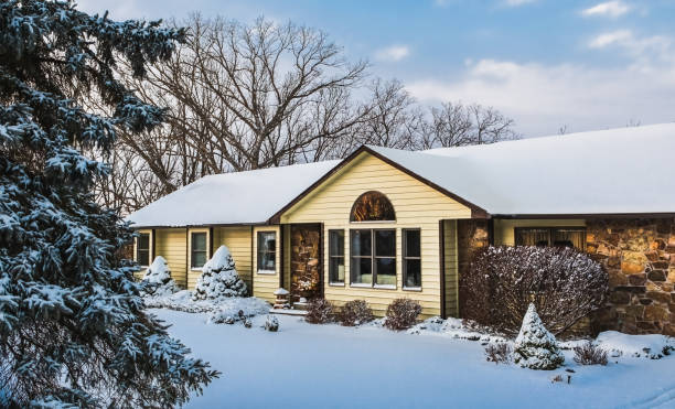 吹雪後の冬の伝統的な郊外の中西部の家と前庭の眺め - landscaped landscape winter usa ストックフォトと画像