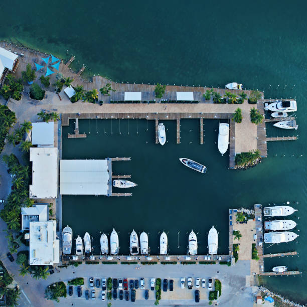 marina in isla morada - florida keys, drohnensicht - flugzeugperspektive stock-fotos und bilder