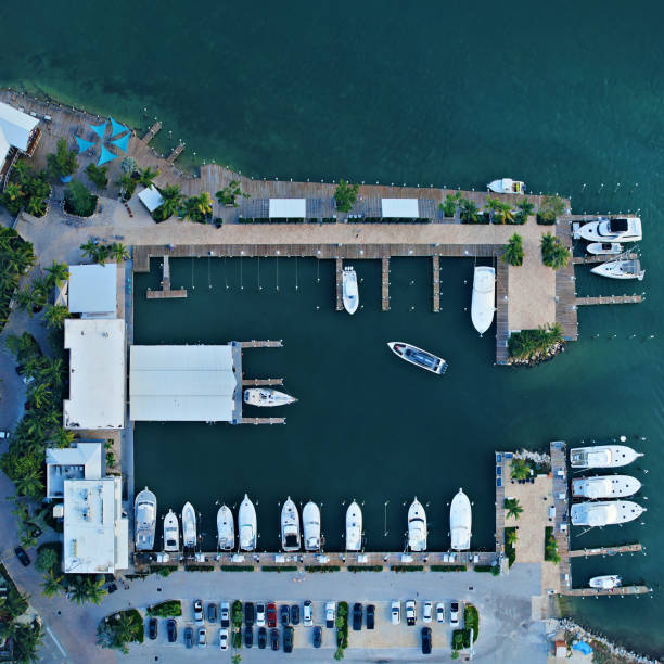 marina a isla morada - florida keys, punto di vista drone - aircraft point of view foto e immagini stock