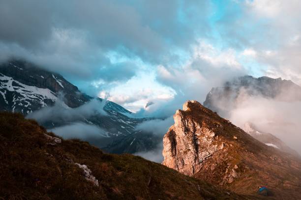 cresta montañosa brumosa al amanecer en oberland bernés, gemmi, suiza - gemmi fotografías e imágenes de stock