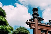 nahaufnahme-eines-teils-des-chinesischen-tempelbogens-mit-dem-blauen-himmel-im-hintergrund.jpg?b=1&s=170x170&k=20&c=CDiYGxuTWDlkM76raJhOP_m9KamGbyRJDIcdZ42Np5M=