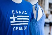 nahaufnahme-eines-blauen-t-shirts-auf-ei