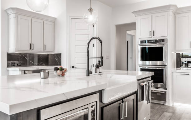 blick in eine küche mit schönem, modernem interieur - modern kitchen stock-fotos und bilder