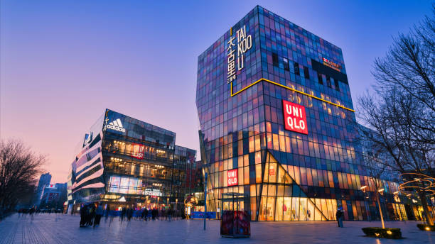 business district buildings and shops of the sanlitun area of beijing in china at sunset - sanlitun imagens e fotografias de stock