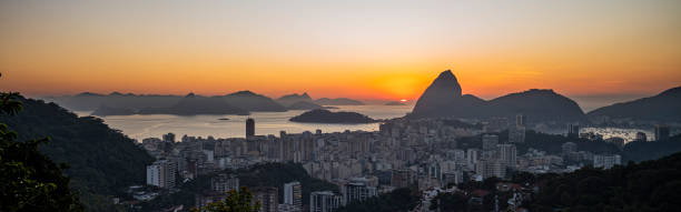 lever de soleil au-dessus de la montagne du pain de sucre - rio de janeiro brazil sugarloaf mountain marina photos et images de collection