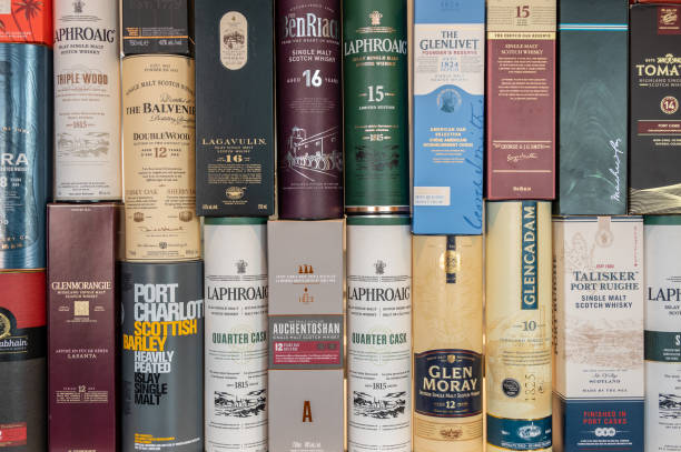 boîtes de présentation scotch whisky - editorial label man made material healthcare and medicine photos et images de collection