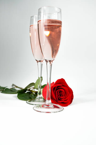 dos copas de champán y una rosa - champagne pink bubble valentines day fotografías e imágenes de stock