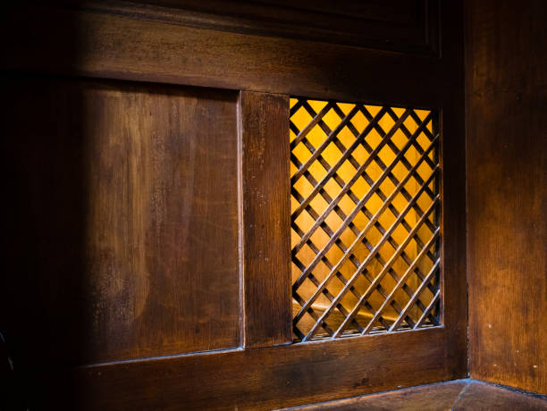 primo piano di una finestra di legno della scatola del confessionale in chiesa - confession booth foto e immagini stock