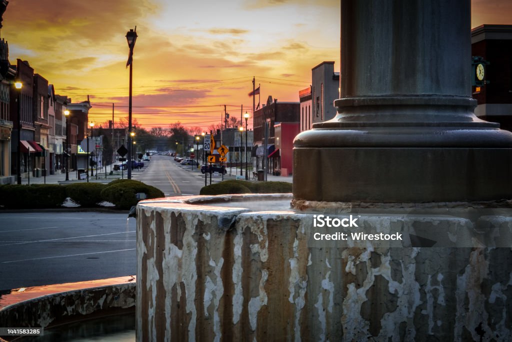 米国シェルビービルのダウンタウンにある夕暮れ時のインディアナ州の噴水のクローズアップショット インディアナ州のストックフォトや画像を多数ご