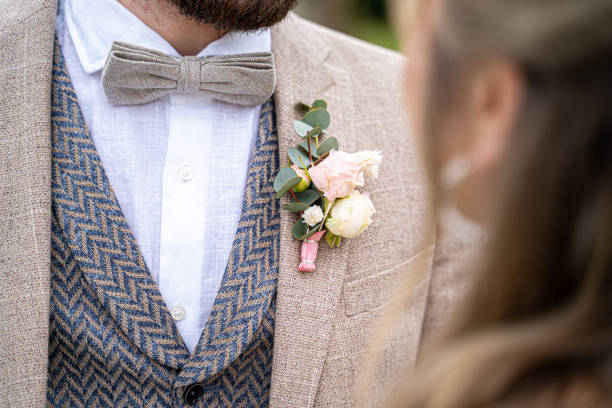 primer plano del boutonniere del novio durante la ceremonia de su boda - boutonniere fotografías e imágenes de stock