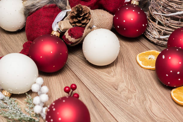 ornamenti rossi e bianchi con fiocchi di neve e decorazioni natalizie - defocused illuminated glitter orange foto e immagini stock