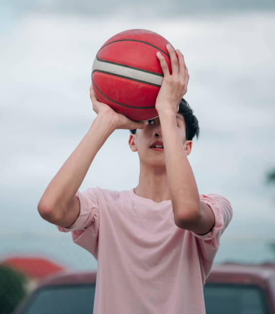 家でバスケットボールをするアジアの10代の少年 - basketball teenager nature outdoors ストックフォトと画像