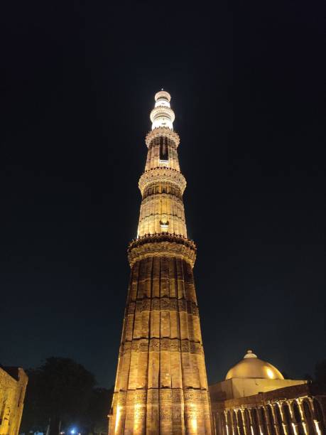 ночной вид с минара кутаб - delhi quitab minar qutab new delhi стоковые фото и изображения