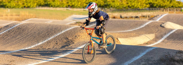 bambini che cavalcano con bmx - bmx cycling bicycle cycling sport foto e immagini stock