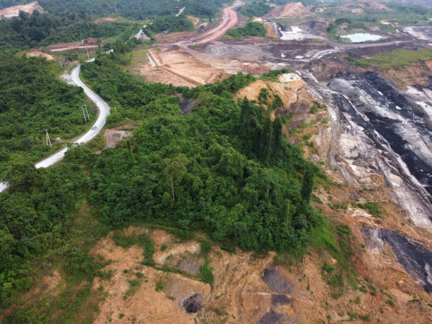 deslizamentos de terra na estrada transprovincial devido a atividades de mineração de carvão - kalimantan - fotografias e filmes do acervo
