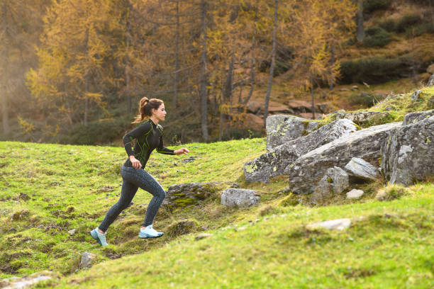 giovane atleta donna trail running nelle alpi - jogging autumn young women women foto e immagini stock