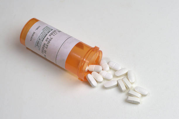 рецепт ацетаминофен с таблетками кодеина на белой поверхности. - medicine cabinet prescription pill bottle medicine стоковые фото и изображения