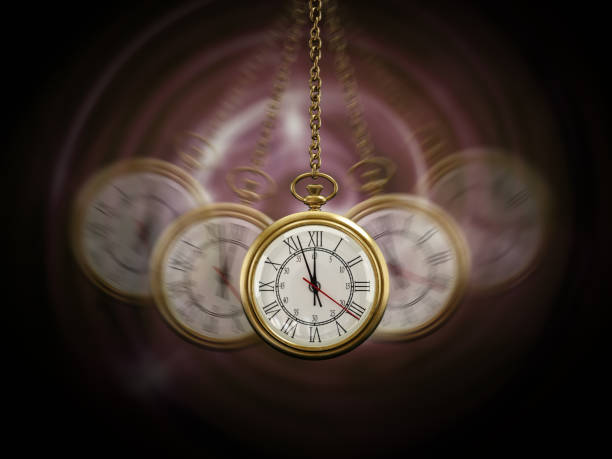 orologio da tasca d'oro che oscilla ipnoticamente dalla catena. sfondo nero. concetto di ipnotismo - watch gold blurred motion time foto e immagini stock