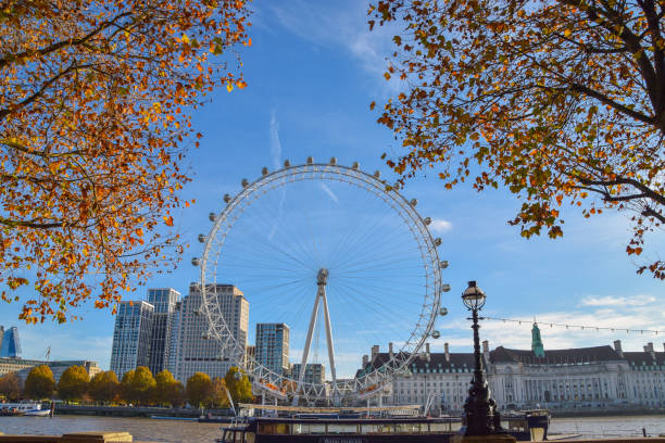 london eye in autunno, londra, regno unito - whitehall street downing street city of westminster uk foto e immagini stock