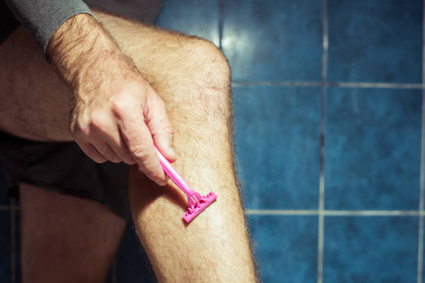 男性の足を剃る - shaving human leg female shaving cream ストックフォトと画像