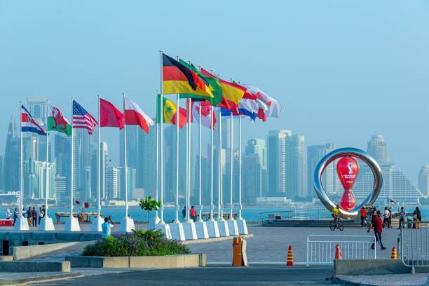 doha corniche qatar skyline. - fifa world cup photos et images de collection