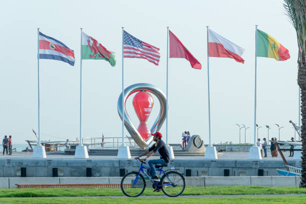 doha corniche qatar skyline. - fifa world cup foto e immagini stock