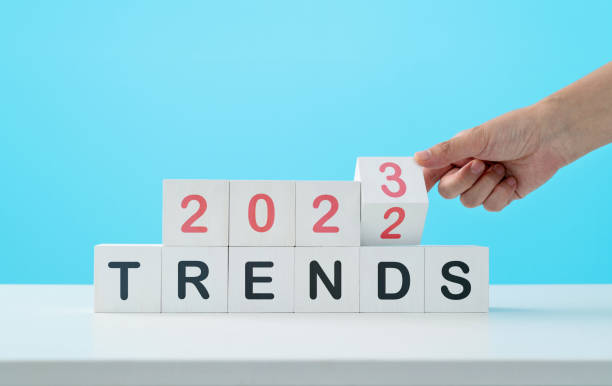 number 2023 and word trends on the table - fashionable stockfoto's en -beelden