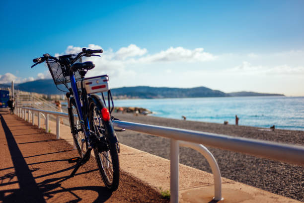 одинокий велосипед, английская набережная, ницца, франция - city of nice france city coastline стоковые фото и изображения