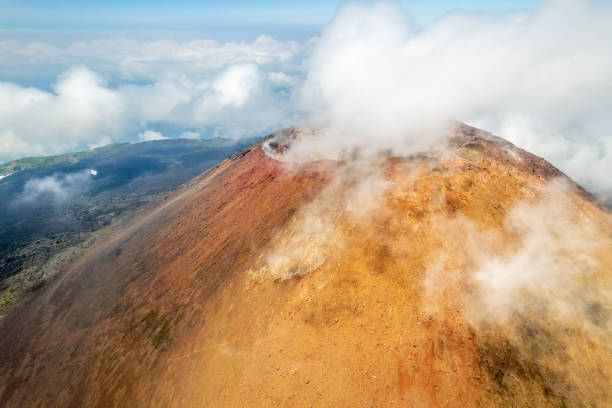 krater wulkanu tyatya widok z lotu ptaka, wyspa kunaszyr, wyspy kurylskie, rosja - kunashir island zdjęcia i obrazy z banku zdjęć