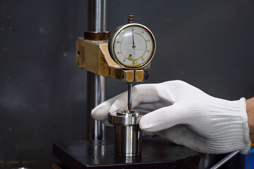 operator uses the indicator test dial on the stand for accurate measurements,Dial Test Indicator on the stand for accurate measuremen