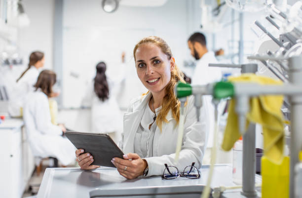 científicos que trabajan en el laboratorio - 4453 fotografías e imágenes de stock