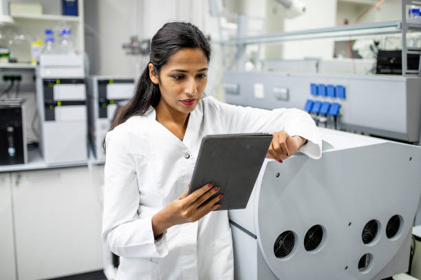 wissenschaftler im labor - mikrobiologe stock-fotos und bilder