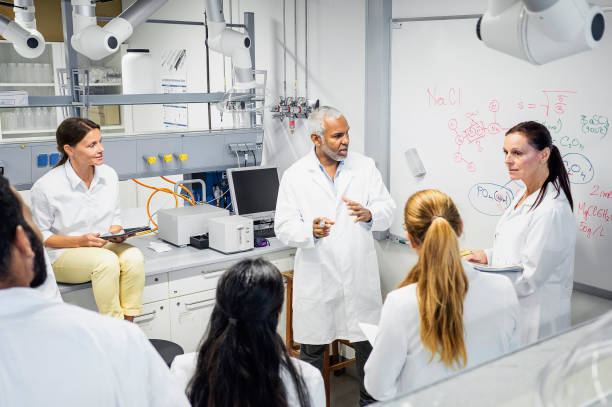 científicos teniendo una reunión - laboratory healthcare and medicine science research fotografías e imágenes de stock